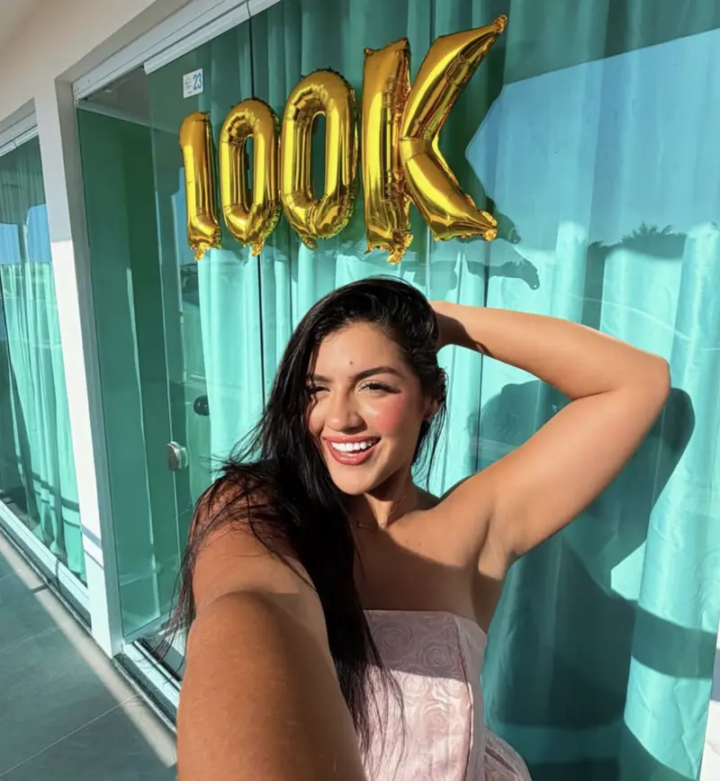 Paula celebrando 100 mil seguidores